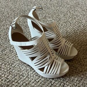 Iike new, size 8 women’s white wedges